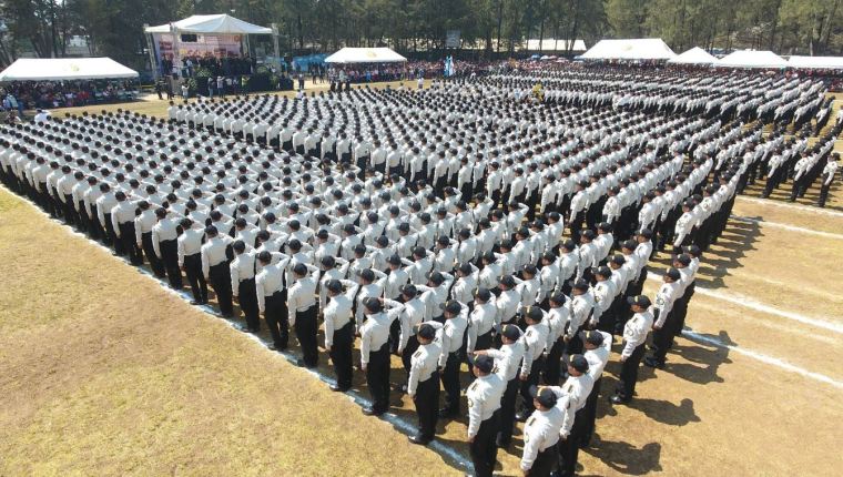 La PNC graduará dos promociones de agentes en el 2021, para sumar unos tres mil nuevos policías. (Foto Prensa Libre: Hemeroteca PL)