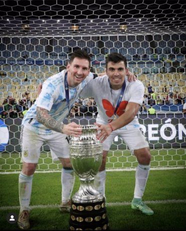 Marcos Acuña posa con Leo Messi y la Copa América que ganaron el sábado 10 de julio ante Brasil. Foto Prensa Libre: Redes.