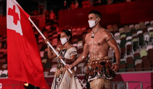 Pita Taufatofua lidera a la delegación de Tonga. Foto Prensa Libre: AFP. 
