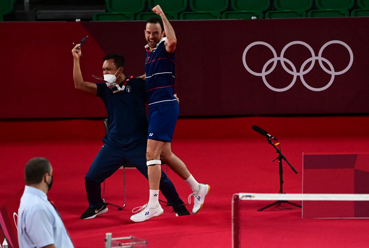 Kevin Cordón y Muamar Qadafi entrenador celebran el histórico triunfo. Prensa Libre (AFP)