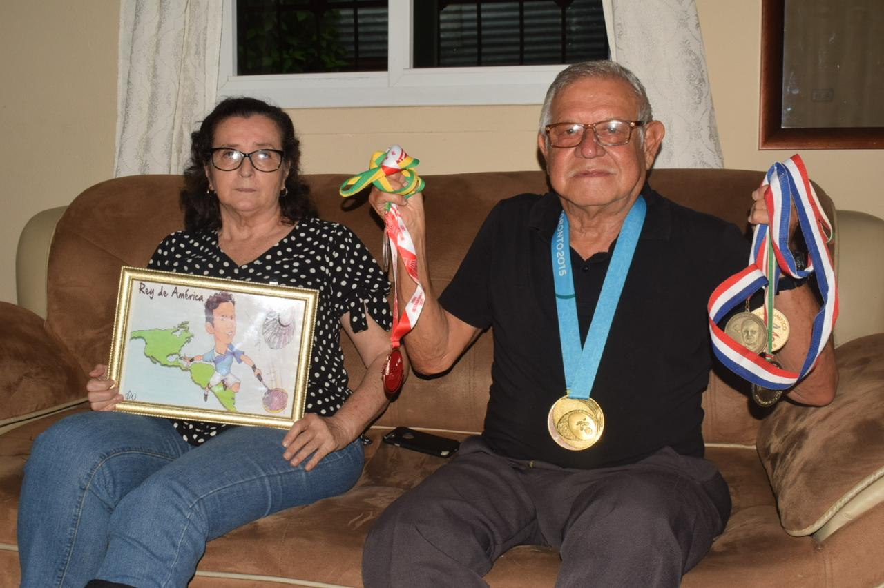 Los padres de Kevin Cordón posan orgullosos con las medallas de su hijo. Foto Prensa Libre (Mayra Sosa)