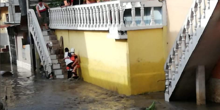 Socorristas rescatan a personas que quedaron atrapadas en su casa por la crecida del agua en la colonia Santa Marta 1, zona 5 de Mixco. (Foto Prensa Libre: Bomberos Voluntarios)