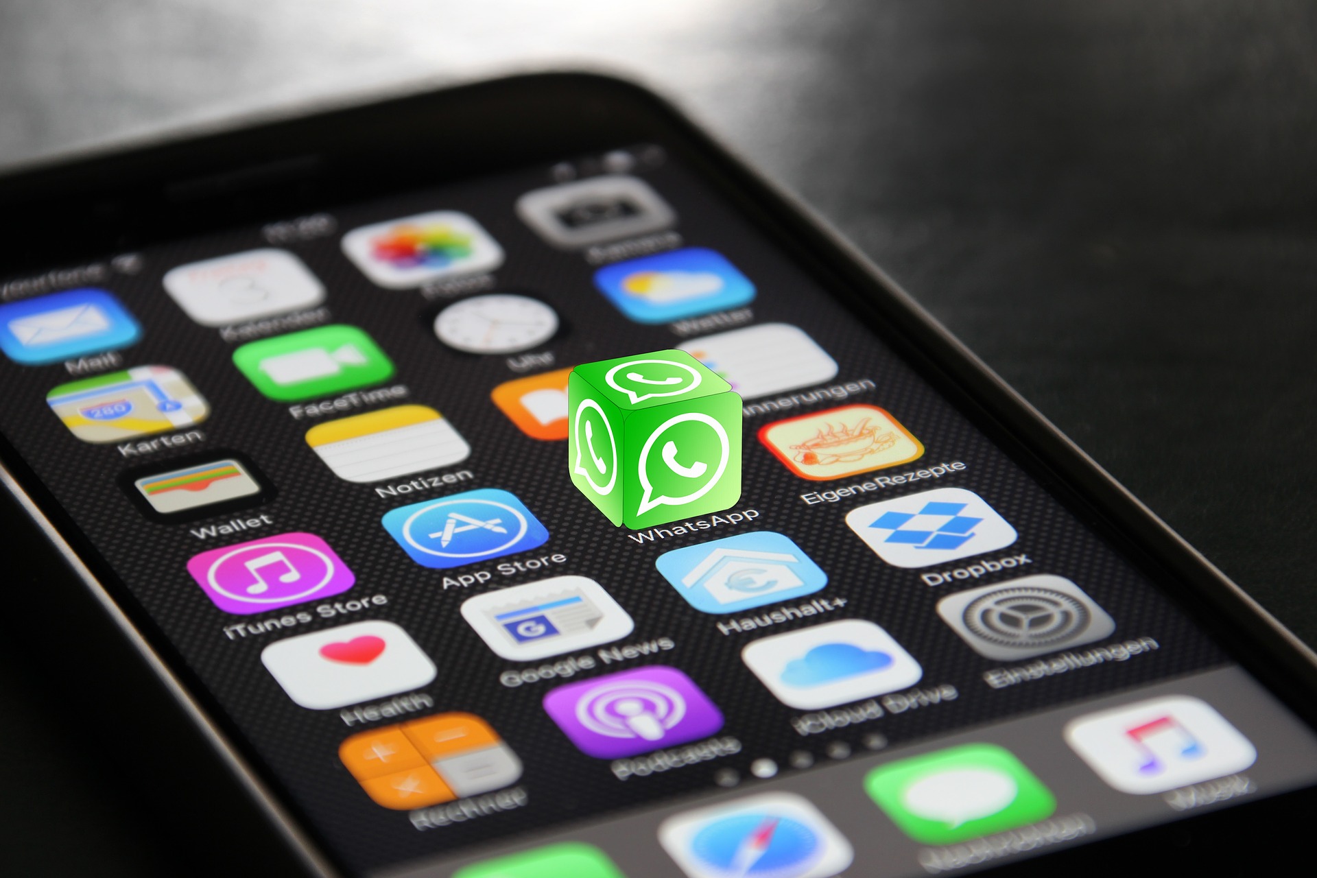 WhatsApp eliminará cuentas si los usuarios utilizan aplicaciones de terceros. (Foto Prensa Libre: Pixabay)