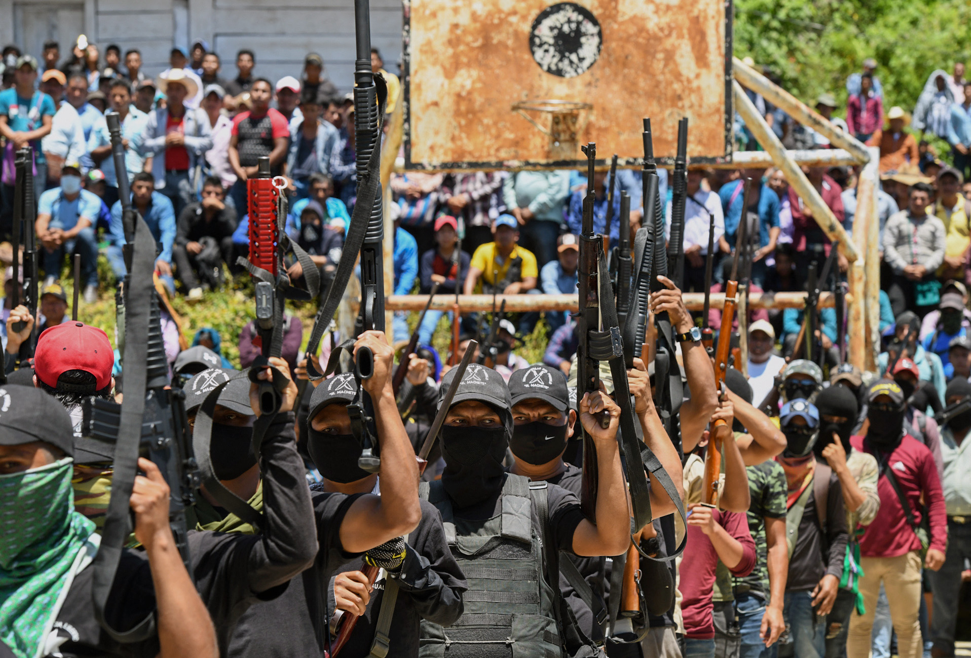 Uno de los voceros de "El Machete" dijo que decidieron armarse ante "la injusticia, para defender su vida y contra los sicarios del narco". (Foto Prensa Libre: AFP)