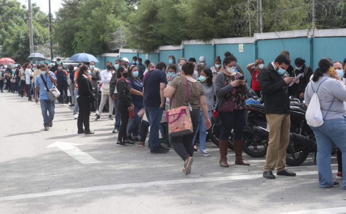 Maestros hacen fila para ser vacunados en el IGSS de la zona 5. (Foto Prensa Libre: Érick Ávila)