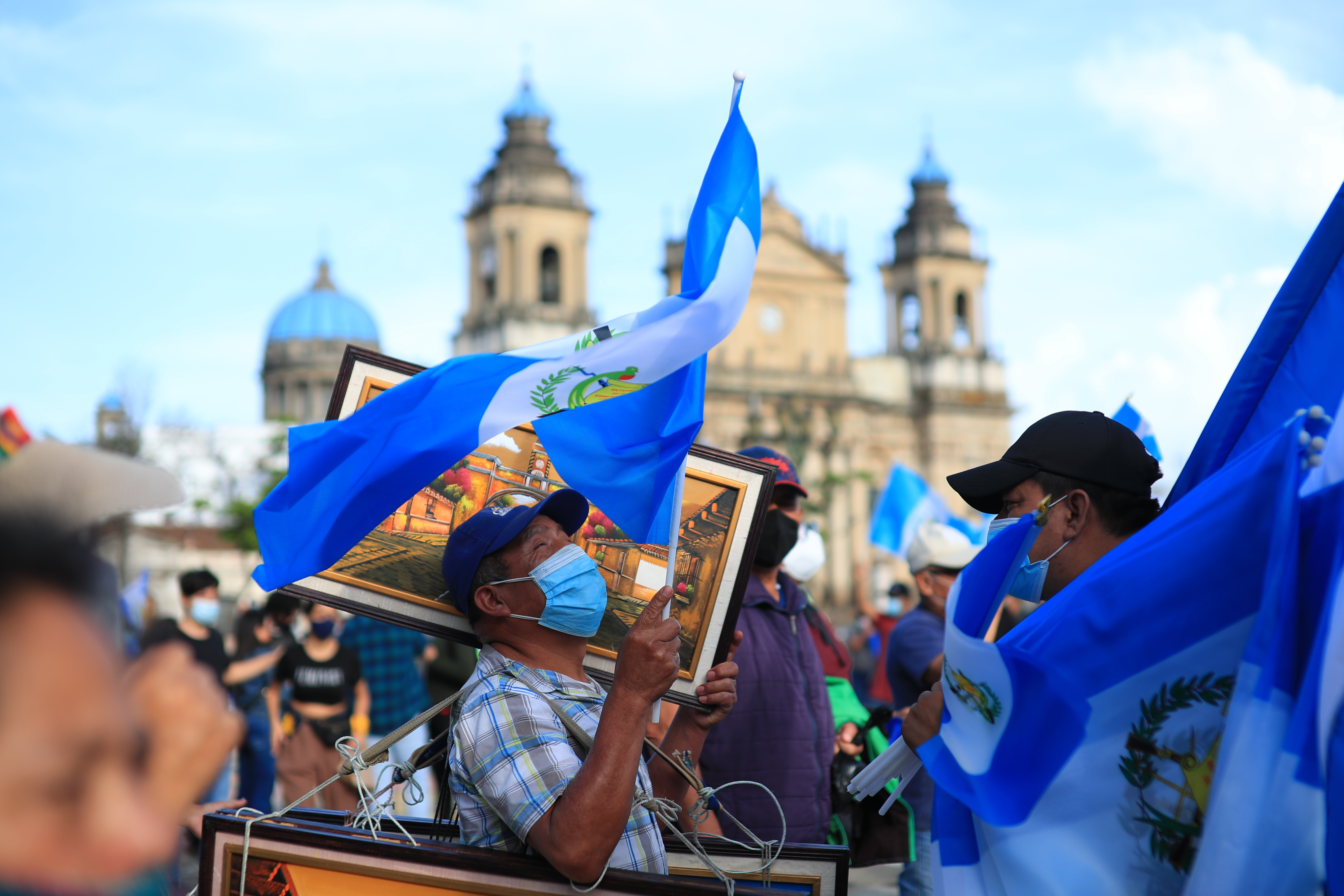 Cientos de guatemaltecos acudieron este sábado a la Plaza de la Constitución a reclamar por la falta de vacunas contra el covid-19, y otros hechos de corrupción. (Foto Prensa Libre: Carlos Hernández)