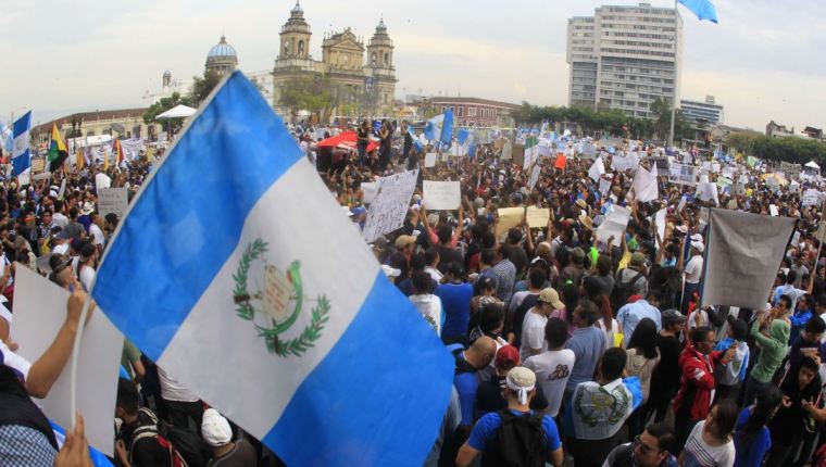 La corrupción es el principal problema de Guatemala, afirma EE. UU. En la fotografía una marcha anticorrupción en la Plaza de la Constitución. (Foto Prensa Libre: Hemeroteca PL)