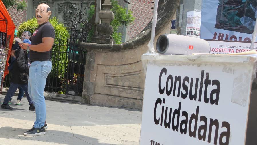 Ciudadanos enfundados con máscaras de expresidentes, promueven el voto por el "Sí", en calles de la Ciudad de México. (Foto Prensa Libre: EFE)
