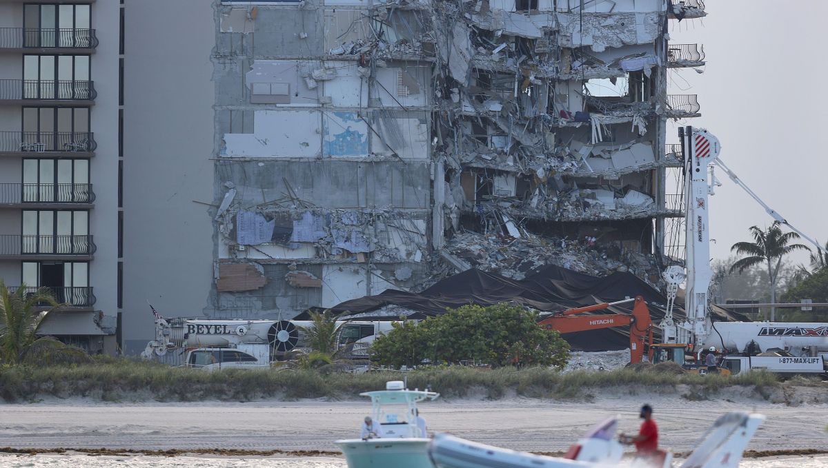 SURFSIDE, FLORIDA - JULY 04: Workers prepare the remaining part of the partially collapsed 12-story Champlain Towers South condo building for a controlled demolition on July 4, 2021 in Surfside, Florida. The decision by officials to bring the rest of the building down was brought on by the approach of Tropical Storm Elsa and fears that the structure might come down in an uncontrolled fashion. Over one hundred people are missing as the search-and-rescue effort continues. Joe Raedle/Getty Images/AFP == FOR NEWSPAPERS, INTERNET, TELCOS & TELEVISION USE ONLY ==
