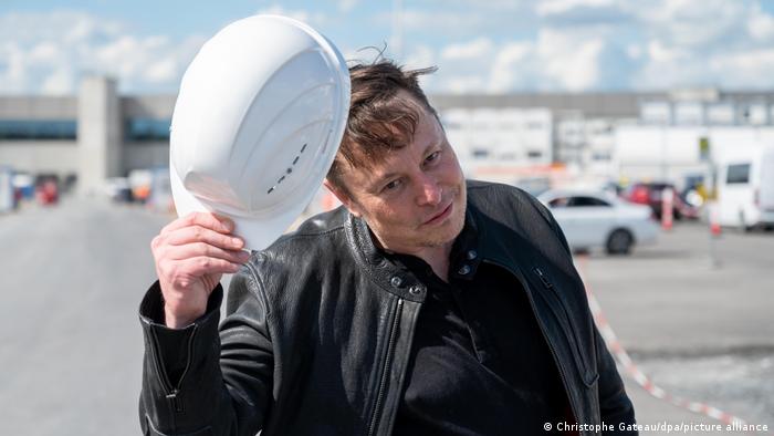 Elon Musk en la nueva fábrica de Tesla en Grünheide, cerca de Berlín. (Christophe Gateau/dpa/picture alliance)