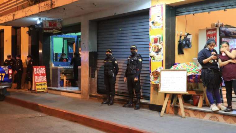La policía, según denuncias de comerciantes, obliga a cerrar a las 18 horas aunque no hay ninguna disposición que así lo ordene. (Foto Prensa Libre: Byron García)