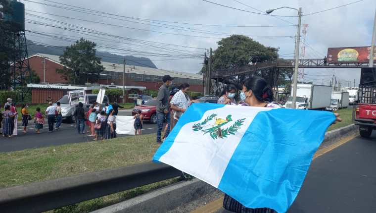 La alcaldía indígena de Palín ya bloqueó este lunes la carretera al Pacífico como medida de protesta. (Foto Prensa Libre: Juan Diego González)