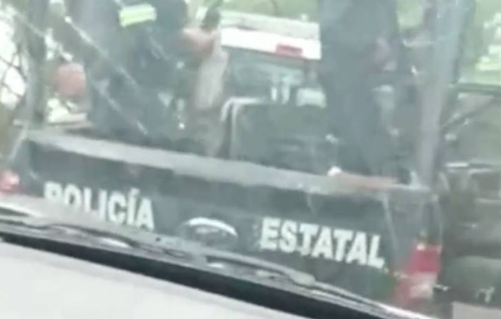 Un nuevo ataque por parte de integrantes de un grupo criminal en contra de policías se registró en Otzoloapan, México. (Foto Prensa Libre: Twitter)