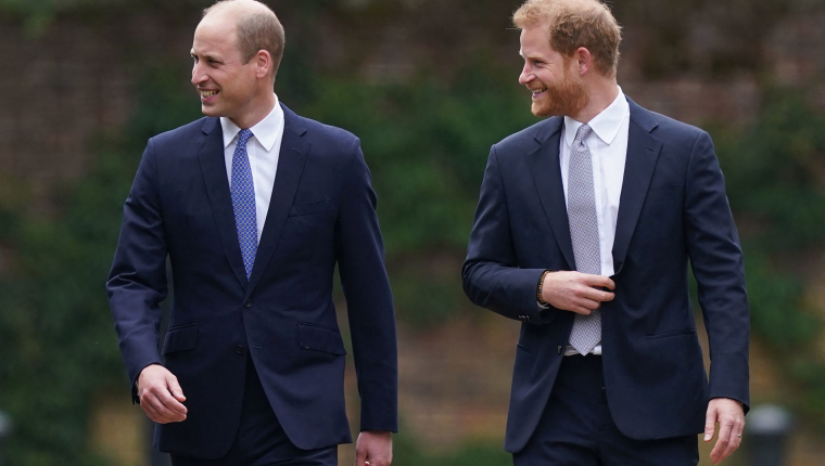 Britain's Prince William, Duke of Cambridge, (L) and Britain's Prince Harry, Duke of Sussex, arrive for the unveiling of a statue of their mother, Princess Diana at The Sunken Garden in Kensington Palace, London on July 1, 2021, which would have been her 60th birthday. - Princes William and Harry set aside their differences on Thursday to unveil a new statue of their mother, Princess Diana, on what would have been her 60th birthday. (Photo by Yui Mok / POOL / AFP)