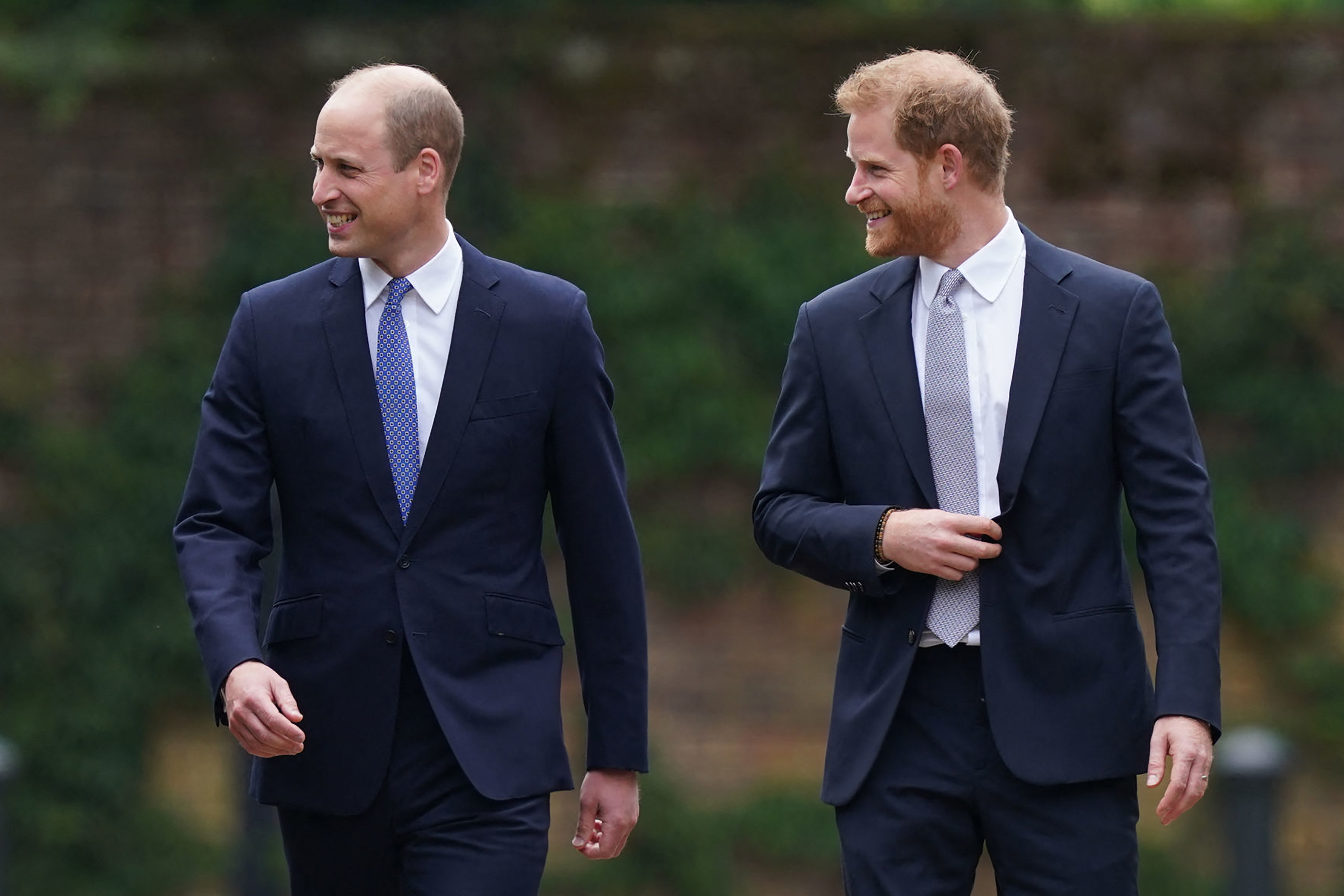 Los príncipes William y Harry se reúnen para inaugurar estatua de su madre Lady Di. (Foto Prensa Libre: AFP)