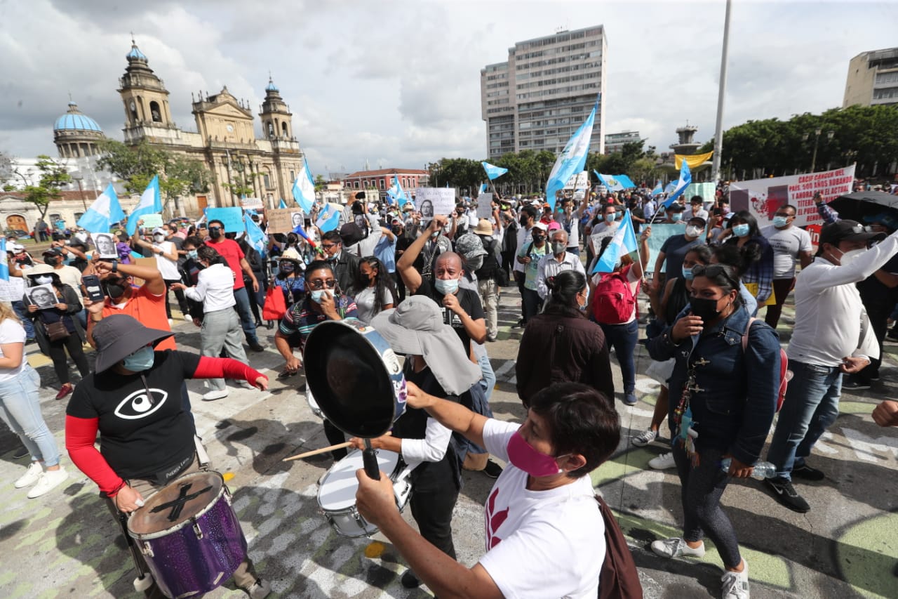 Así estaba el panorama pasada el mediodía en la Plaza de la Constitución. (foto Prensa Libre: Érick Ávila)