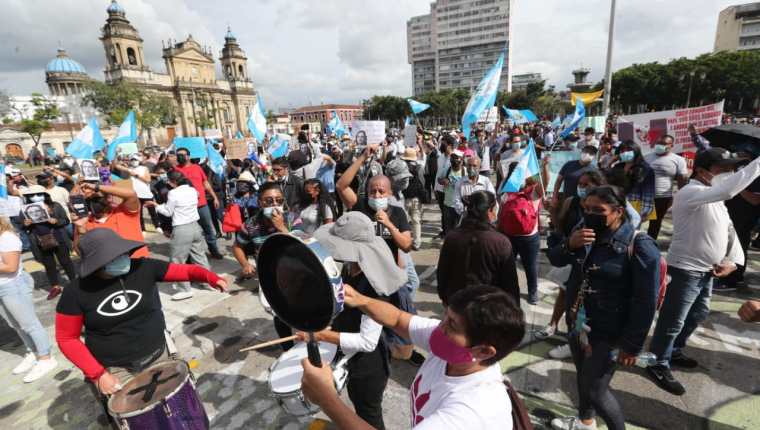 Así estaba el panorama pasada el mediodía en la Plaza de la Constitución. (foto Prensa Libre: Érick Ávila)