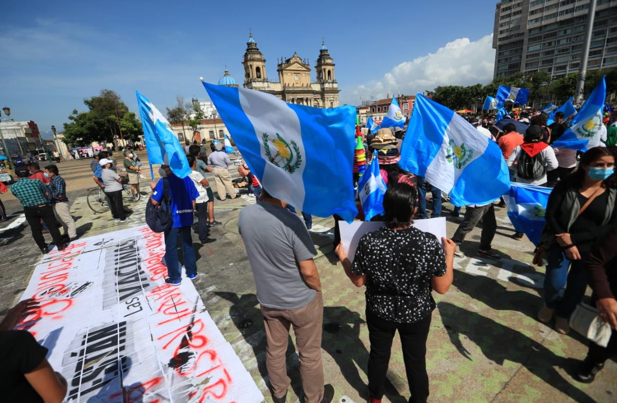 Protesta frente al Palacio Nacional de la Cultura de Guatemala para exigir la renuncia del presidente Alejandro Giammattei. (Foto Prensa Libre: Carlos Hernández Ovalle)