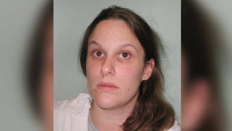 Sarah Sands, de 38 años, fue condenada por apuñalar a su vecino después de enterarse de que era un pedófilo. (Foto Prensa Libre: Twitter)