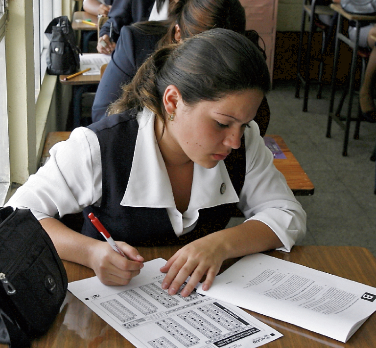 Estudiantes de la Escuela Normal Secretarial, se someten a la evaluación de graduandos, impartida por el Ministerio de Educación. Foto Erlie Castillo