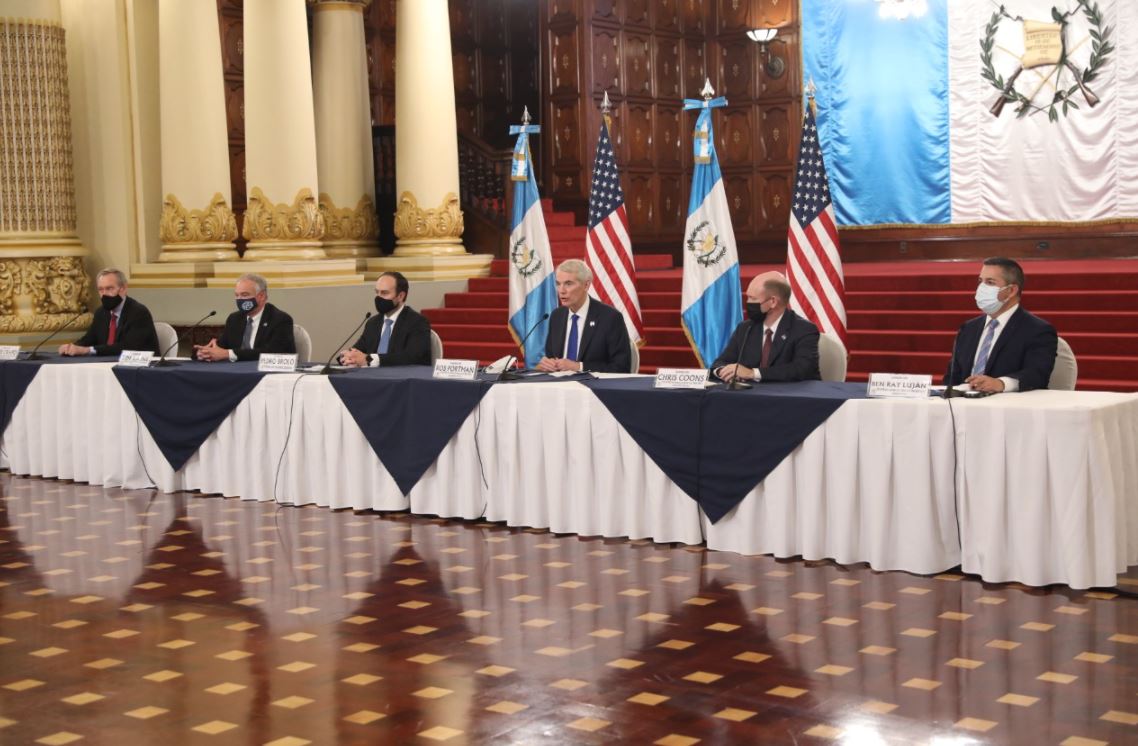 Canciller Pedro Brolo junto a senadores de Estados Unidos en la conferencia de prensa conjunta luego de la reunión con el presidente Alejandro Giammattei. (Foto Prensa Libre: Presidencia de Guatemala)