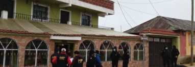 Fiscales del MP y agentes de la PNC durante uno de los allanamientos en Sibilia, Quetzaltenango. (Foto Prensa Libre: MP)