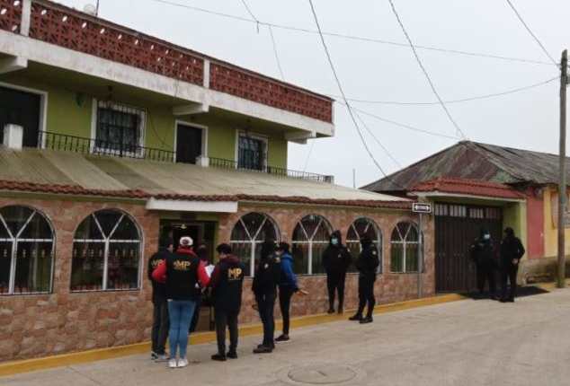 Fiscales del MP y agentes de la PNC durante uno de los allanamientos en Sibilia, Quetzaltenango. (Foto Prensa Libre: MP)