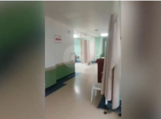 El poco personal que atiende el hospital de Villa Nueva denuncia que los tienen sin médicos y enfermeros para atender a los pacientes críticos de covid-19. (Foto Prensa Libre: captura de pantalla)