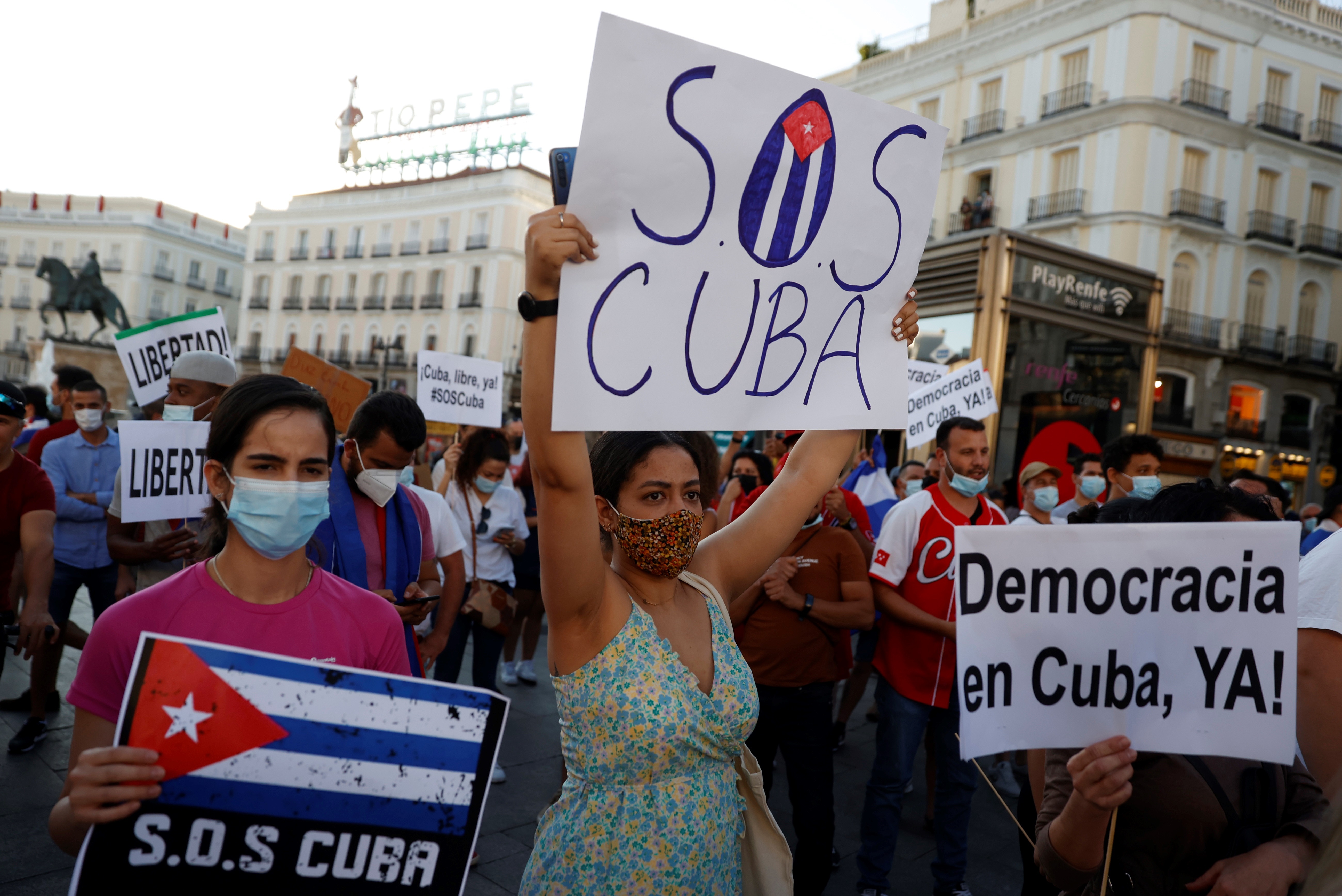 Varias personas participan en la concentración "Por una Cuba libre". (Foto Prensa Libre: EFE)