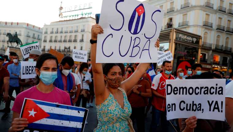 Varias personas participan en la concentración "Por una Cuba libre". (Foto Prensa Libre: EFE)