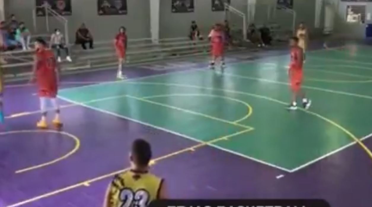 Tiroteo cobra la vida de una persona durante un juego de baloncesto juvenil. 
(Foto Prensa Libre: YouTube)