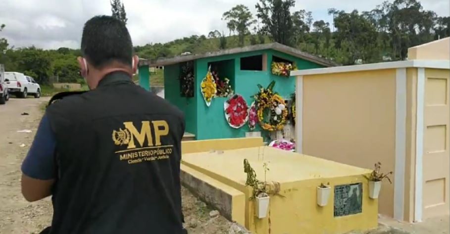 Fiscales del MP acuden al cementerio de Jalapa en donde fue profanada la tumba de Karla Canté Buezo. (Foto Prensa Libre)