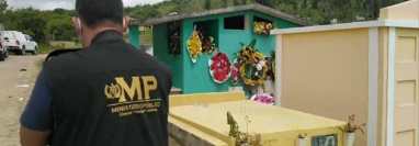Fiscales del MP acuden al cementerio de Jalapa en donde fue profanada la tumba de Karla Canté Buezo. (Foto Prensa Libre)