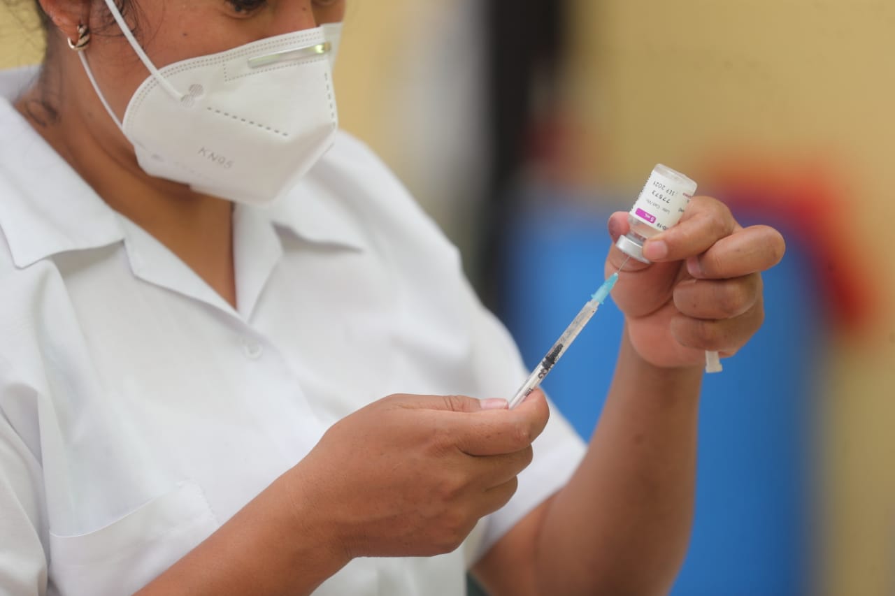 El proceso de vacunación para los maestros iniciará el 5 de julio. (Foto Prensa Libre: Hemeroteca) 