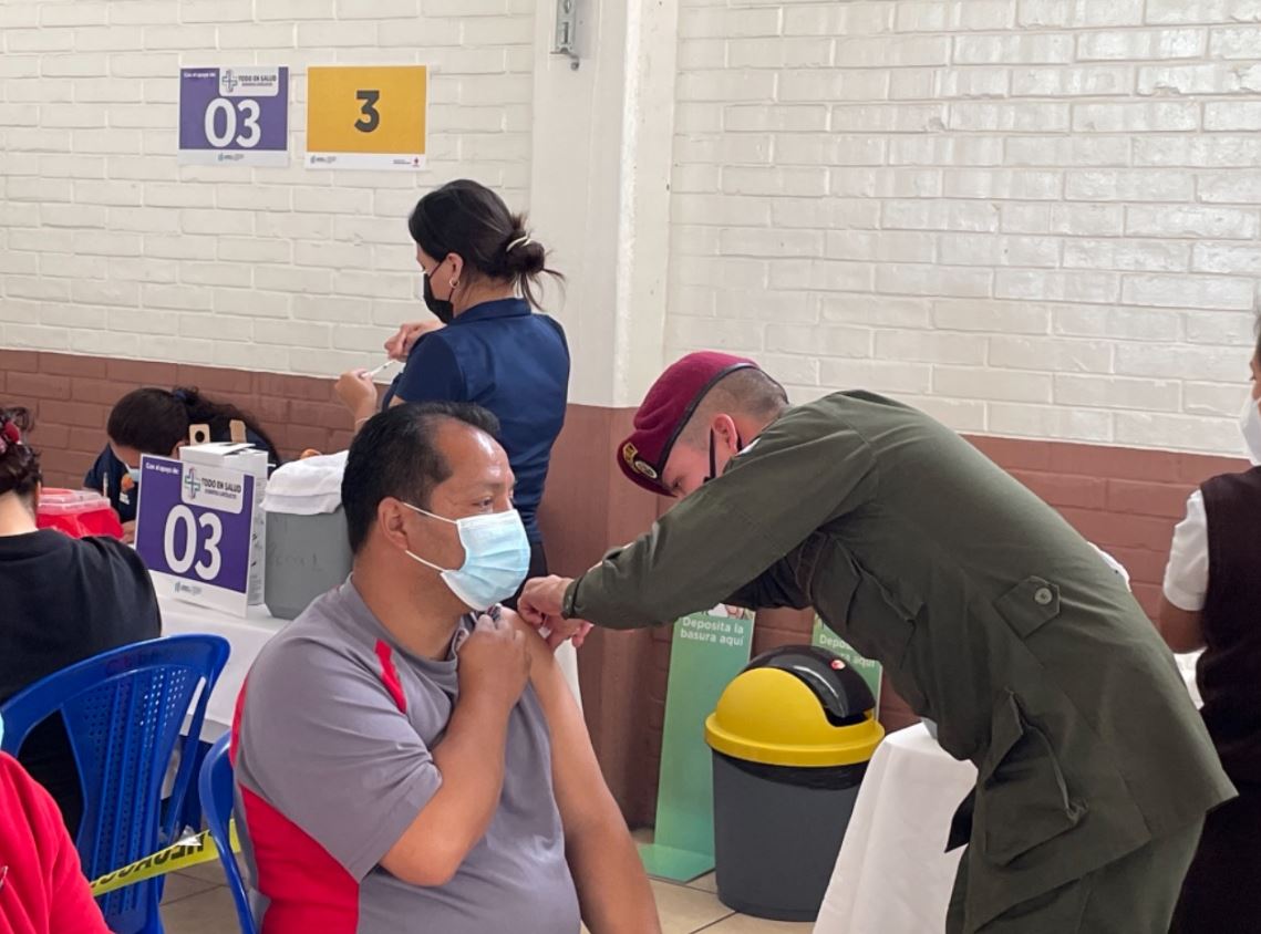 Entre 1 mil y 1 mil 200 soldados apoyan a diario en los 7 puestos de vacunación contra el coronavirus que habilitó el Ejército en distintos puntos del país. (Foto Prensa Libre:  Ejército de Guatemala)