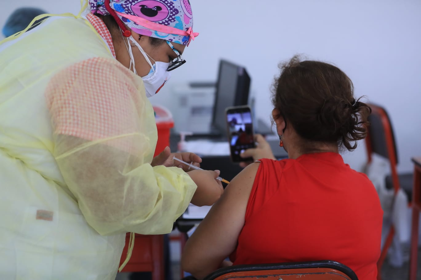 Uber busca ayudar a que las personas se movilicen hacia los centros de vacunación del país. (Foto Prensa Libre: Juan Diego González)