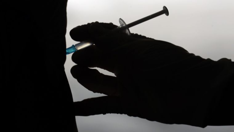 Los científicos creen que el riesgo de padecer covid-19 es mucho mayor a las consecuencias de la vacuna. (Foto Prensa Libre: Hemeroteca) 