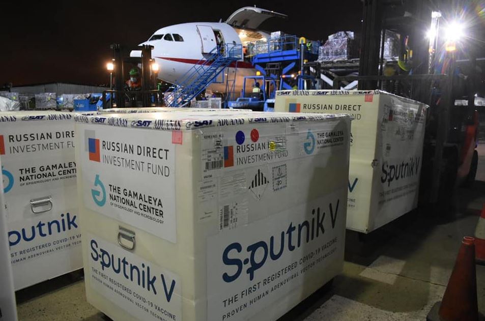 La madrugada de este jueves 15 de julio aterrizó en el Aeropuerto Internacional La Aurora de Guatemala, el avión que trajo un lote de 310 mil dosis de vacuna Sputnik V. (Foto Prensa Libre: Ministerio de Salud)