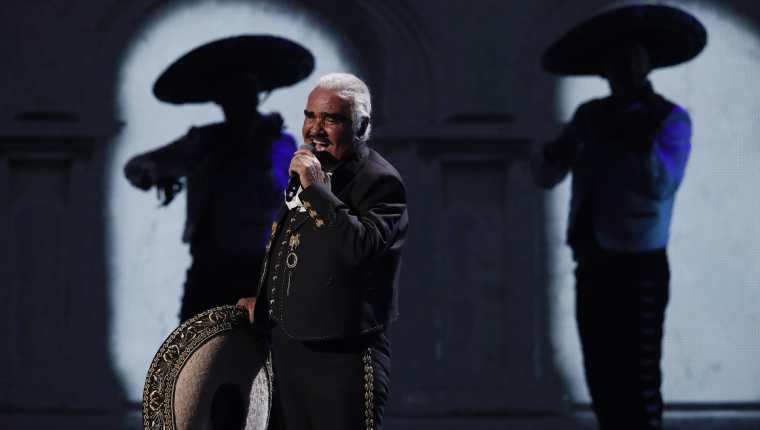 El cantante mexicano Vicente Fernández, fue hospitalizado de emergencia, pero asegura que "está bien". (Foto Prensa Libre: EFE)