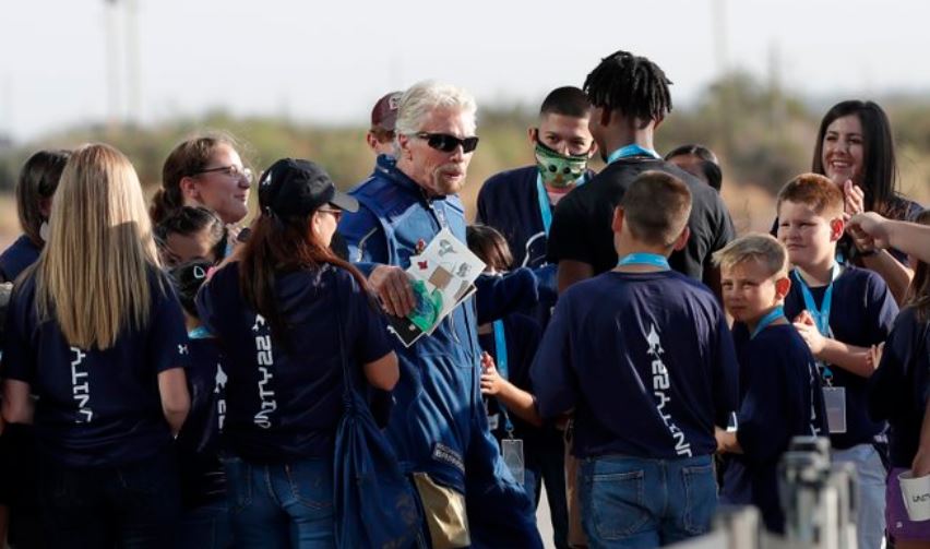 El multimillonario británico Richard Branson es bienvenido cuando llega al Spaceport America cerca de Truth or Consequences, Nuevo México. (Foto Prensa Libre: AFP)