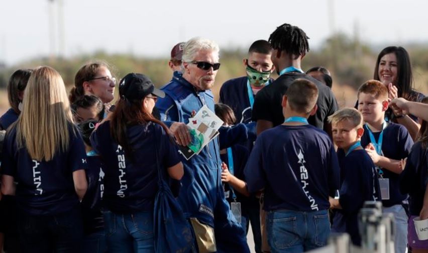 El multimillonario británico Richard Branson es bienvenido cuando llega al Spaceport America cerca de Truth or Consequences, Nuevo México. (Foto Prensa Libre: AFP)