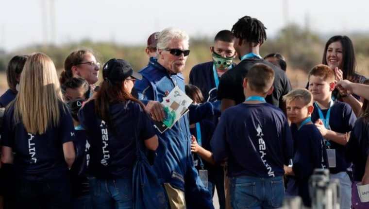 El multimillonario británico Richard Branson es bienvenido cuando llega al Spaceport America cerca de Truth or Consequences, Nuevo México. (Foto Prensa Libre: AFP)