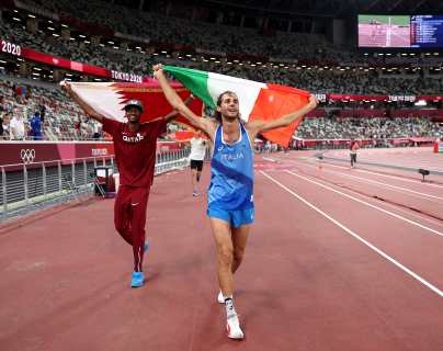 Un atleta italiano y otro catarí renunciaron al desempate y entre abrazos y mucha alegría celebran el oro olímpico en el salto de altura