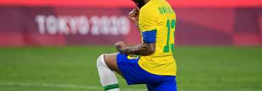 El defensor brasileño Dani Alves ha sido pieza clave en la Selección de Brasil que compite en los Juegos Olímpicos de Tokio 2020. Foto Prensa Libre: AFP.