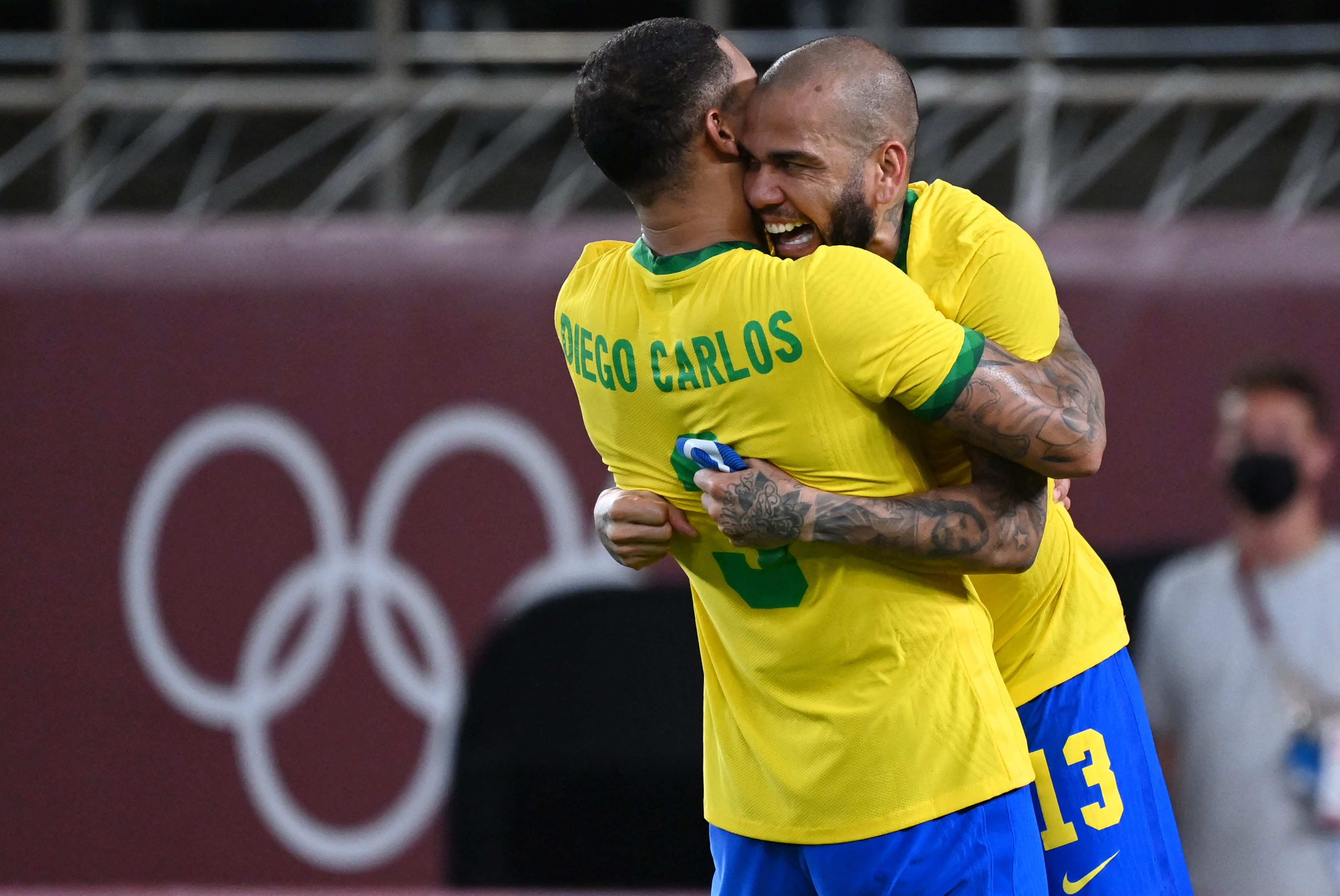 El veterano defensor brasileño Dani Alves (D) y Diego Carlos celebran el pase a la final del futbol masculino olímpico de Tokio 2020. Foto Prensa Libre: AFP.