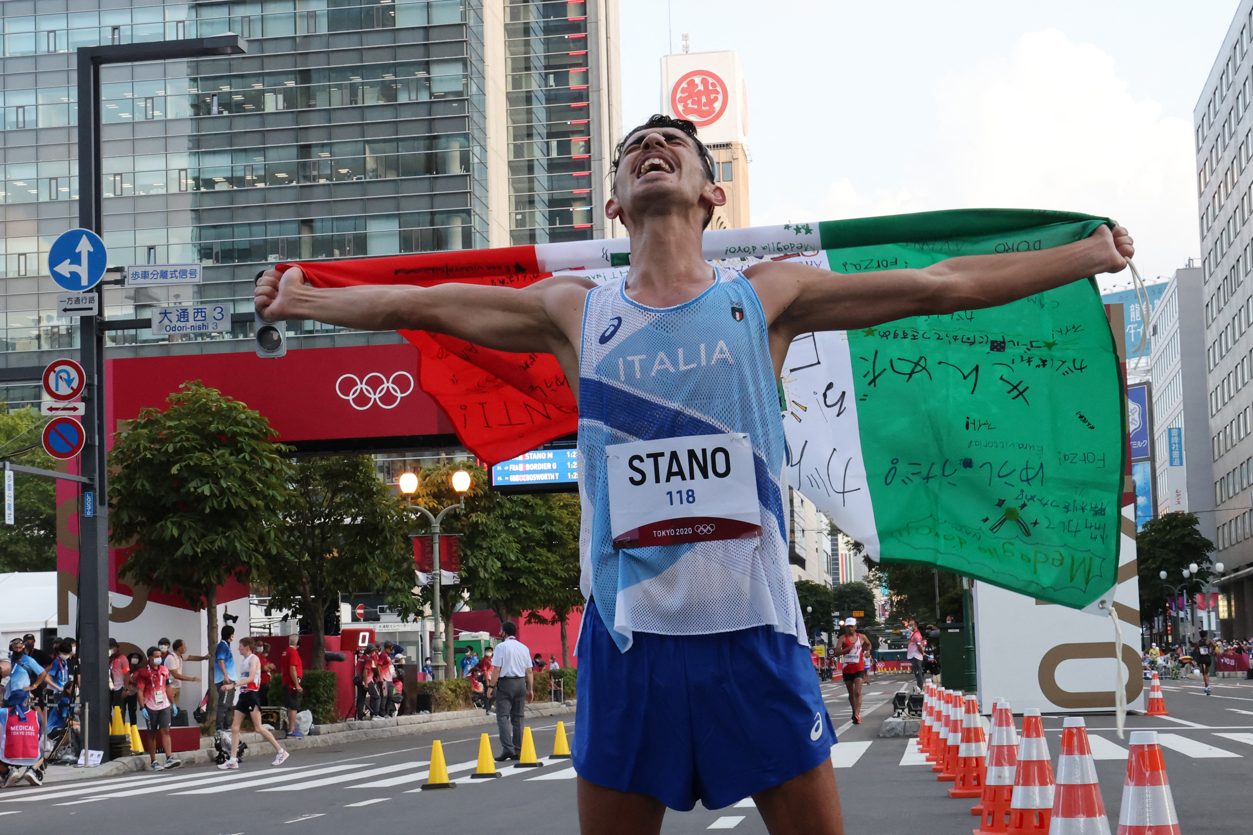 El italiano Massimo Stano después de ganar los 20km de marcha masculina en los Juegos Olímpicos de Tokio 2020. Foto Prensa Libre: AFP.