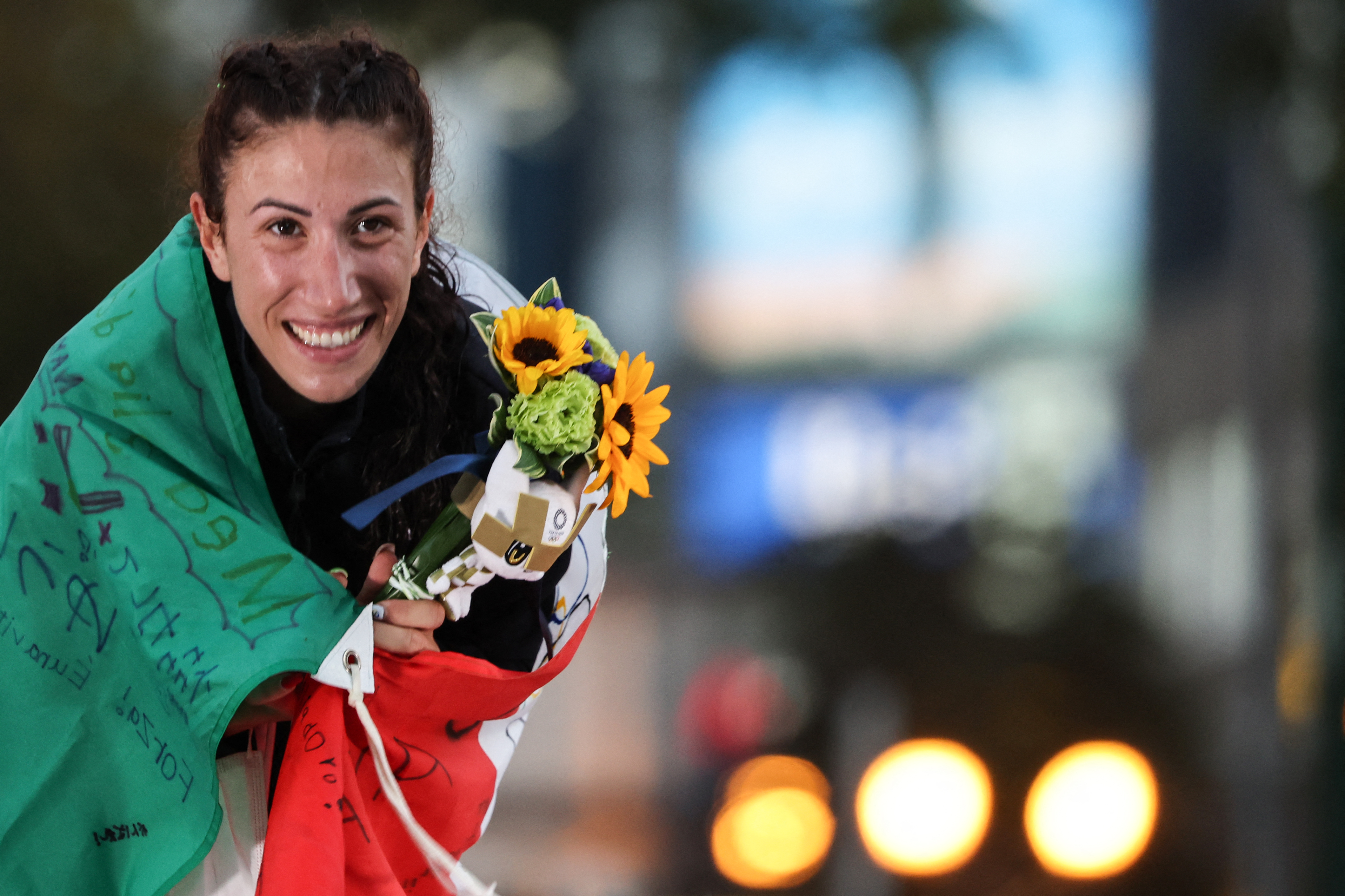 Antonella Palmisano celebra en el podio de los 20 kilómetros de marcha atlética. Ganó la medalla de oro. Foto Prensa Libre: AFP.