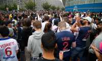 People gather outside the Parc des Princes stadium in Paris as Argentinian football player Lionel Messi is expected to arrive on August 9, 2021, a day after the 34-year-old told at his tearful farewell news conference in Barcelona that joining French football club Paris Saint-Germain was a "possibility. (Photo by Zakaria ABDELKAFI / AFP)
