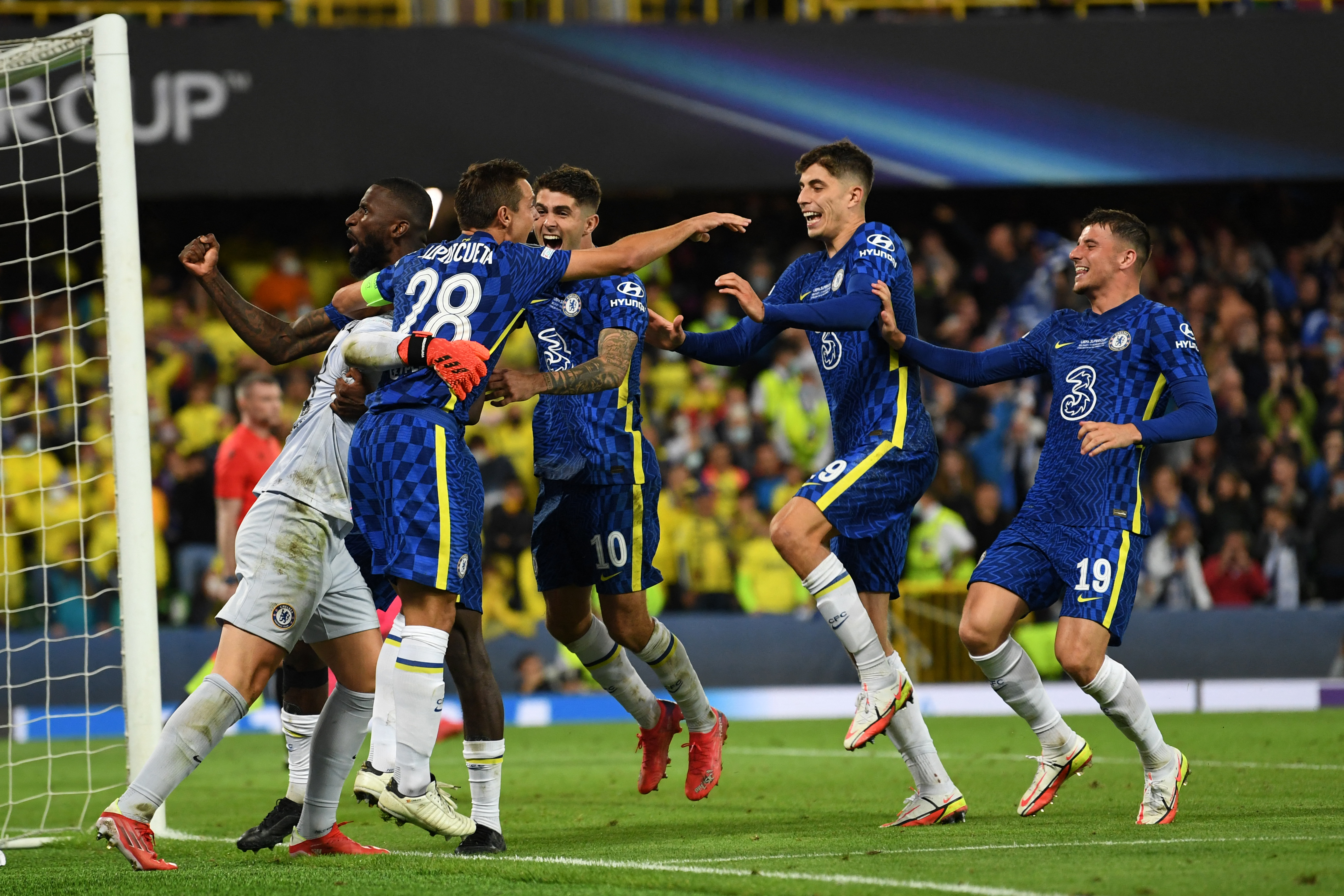 Los jugadores del Chelsea celebran la victoria ante el Villarreal que les dio su segunda Supercopa de Europa. El juego lo disputaron en el Windsor Park en Belfast. Foto Prensa Libre: AFP.