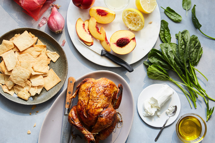 El pollo rostizado es la base de una cena que se prepara sin tener que cocinar. (Linda Xiao/The New York Times; Estilista de alimentos: Monica Pierini)